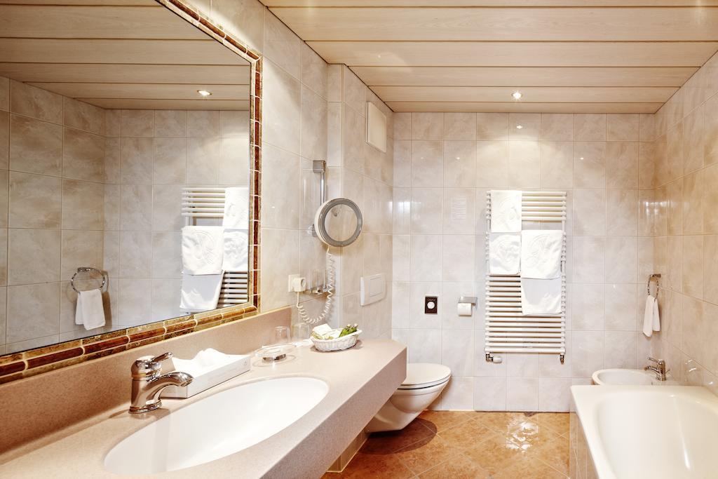 Hotel Berghof Crystal Spa & Sports Tux Ngoại thất bức ảnh